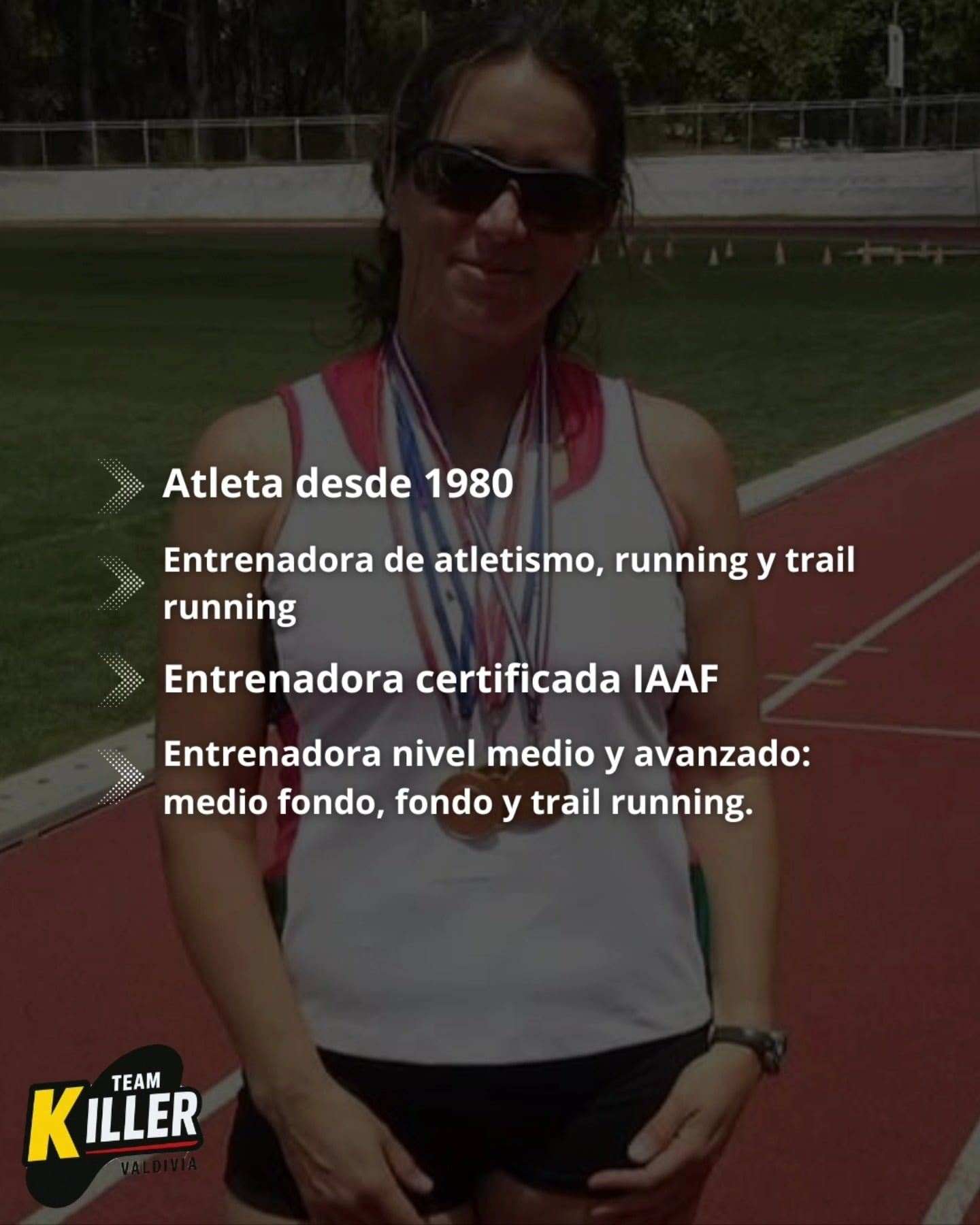 Coach Claudia Thomas entrenando con el equipo